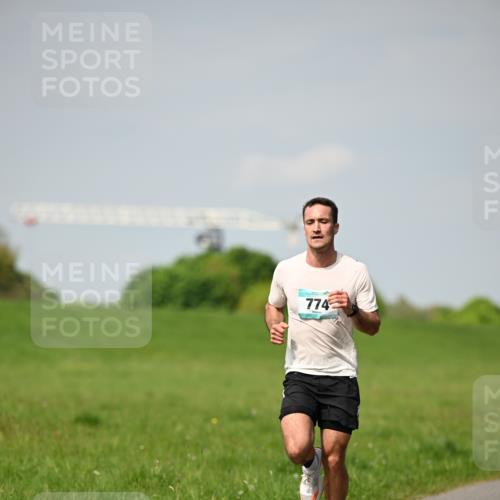 10.05.2026 - 8. Wedeler Halbmarathon Dr. Thomas Lammeyer http://msf.ph/oto/9691018 10.05.2026 11:11:20 Laufen 774 meine-sportfotos.de