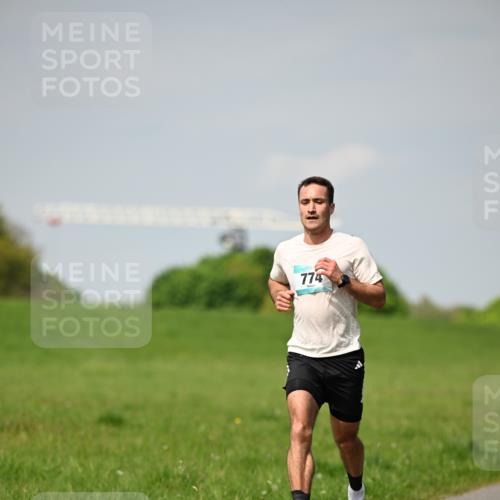 10.05.2026 - 8. Wedeler Halbmarathon Dr. Thomas Lammeyer http://msf.ph/oto/9691020 10.05.2026 11:11:20 Laufen 774 meine-sportfotos.de