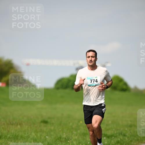 10.05.2026 - 8. Wedeler Halbmarathon Dr. Thomas Lammeyer http://msf.ph/oto/9691025 10.05.2026 11:11:20 Laufen 774 meine-sportfotos.de