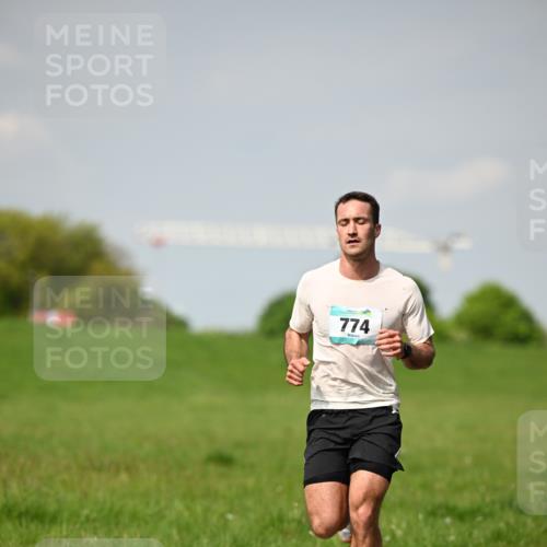 10.05.2026 - 8. Wedeler Halbmarathon Dr. Thomas Lammeyer http://msf.ph/oto/9691029 10.05.2026 11:11:20 Laufen 774 meine-sportfotos.de