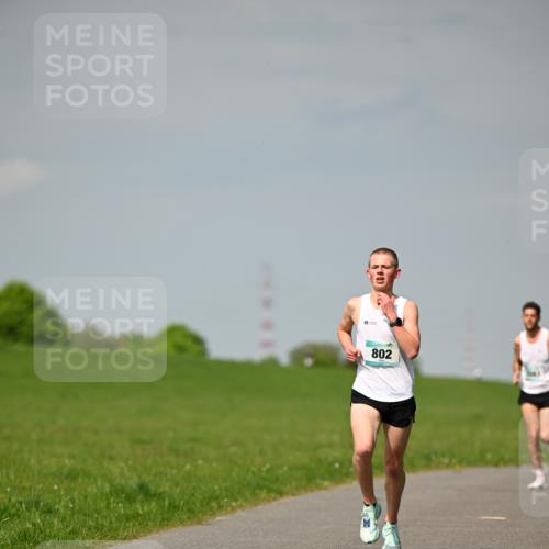 10.05.2026 - 8. Wedeler Halbmarathon Dr. Thomas Lammeyer http://msf.ph/oto/9691059 10.05.2026 11:11:47 Laufen 802 meine-sportfotos.de