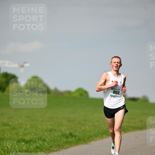10.05.2026 - 8. Wedeler Halbmarathon Dr. Thomas Lammeyer http://msf.ph/oto/9691082 10.05.2026 11:11:49 Laufen 802 meine-sportfotos.de