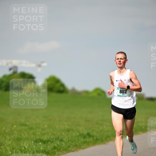 10.05.2026 - 8. Wedeler Halbmarathon Dr. Thomas Lammeyer http://msf.ph/oto/9691089 10.05.2026 11:11:49 Laufen 802 meine-sportfotos.de