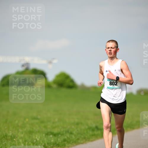 10.05.2026 - 8. Wedeler Halbmarathon Dr. Thomas Lammeyer http://msf.ph/oto/9691101 10.05.2026 11:11:50 Laufen 802 meine-sportfotos.de