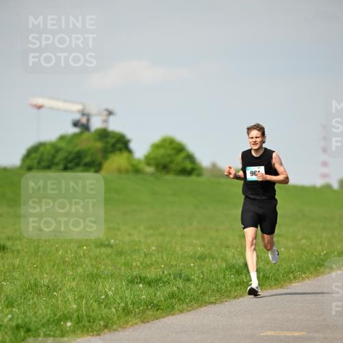 10.05.2026 - 8. Wedeler Halbmarathon Dr. Thomas Lammeyer http://msf.ph/oto/9691288 10.05.2026 11:12:37 Laufen  meine-sportfotos.de