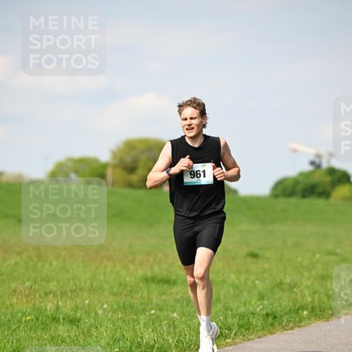 10.05.2026 - 8. Wedeler Halbmarathon Dr. Thomas Lammeyer http://msf.ph/oto/9691295 10.05.2026 11:12:41 Laufen 961 meine-sportfotos.de