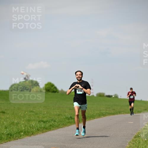 10.05.2026 - 8. Wedeler Halbmarathon Dr. Thomas Lammeyer http://msf.ph/oto/9691451 10.05.2026 11:13:15 Laufen 442 meine-sportfotos.de