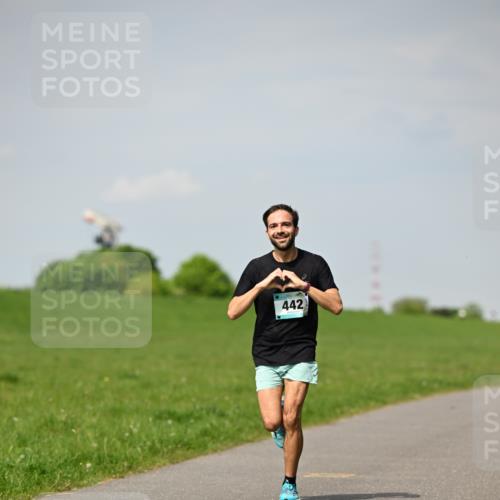 10.05.2026 - 8. Wedeler Halbmarathon Dr. Thomas Lammeyer http://msf.ph/oto/9691458 10.05.2026 11:13:15 Laufen  meine-sportfotos.de