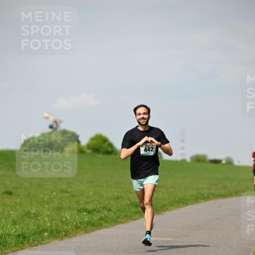 10.05.2026 - 8. Wedeler Halbmarathon Dr. Thomas Lammeyer http://msf.ph/oto/9691461 10.05.2026 11:13:15 Laufen 442 meine-sportfotos.de