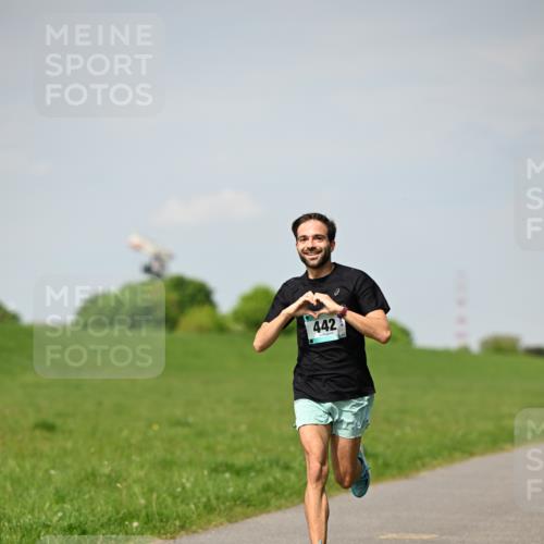 10.05.2026 - 8. Wedeler Halbmarathon Dr. Thomas Lammeyer http://msf.ph/oto/9691466 10.05.2026 11:13:16 Laufen 442 meine-sportfotos.de