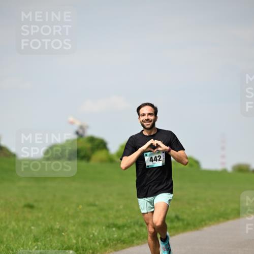 10.05.2026 - 8. Wedeler Halbmarathon Dr. Thomas Lammeyer http://msf.ph/oto/9691468 10.05.2026 11:13:16 Laufen 442 meine-sportfotos.de