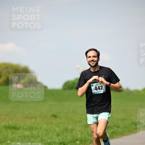 10.05.2026 - 8. Wedeler Halbmarathon Dr. Thomas Lammeyer http://msf.ph/oto/9691478 10.05.2026 11:13:16 Laufen 442 meine-sportfotos.de