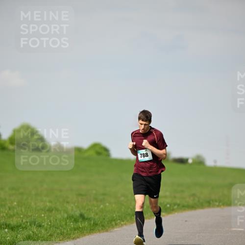 10.05.2026 - 8. Wedeler Halbmarathon Dr. Thomas Lammeyer http://msf.ph/oto/9691495 10.05.2026 11:13:21 Laufen 788 meine-sportfotos.de