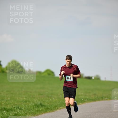 10.05.2026 - 8. Wedeler Halbmarathon Dr. Thomas Lammeyer http://msf.ph/oto/9691497 10.05.2026 11:13:21 Laufen 788 meine-sportfotos.de