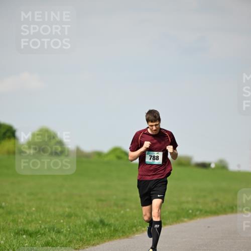 10.05.2026 - 8. Wedeler Halbmarathon Dr. Thomas Lammeyer http://msf.ph/oto/9691502 10.05.2026 11:13:22 Laufen 788 meine-sportfotos.de