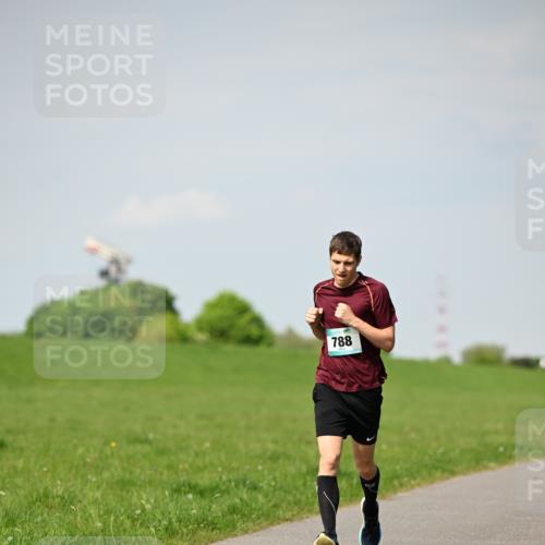 10.05.2026 - 8. Wedeler Halbmarathon Dr. Thomas Lammeyer http://msf.ph/oto/9691518 10.05.2026 11:13:23 Laufen 788 meine-sportfotos.de
