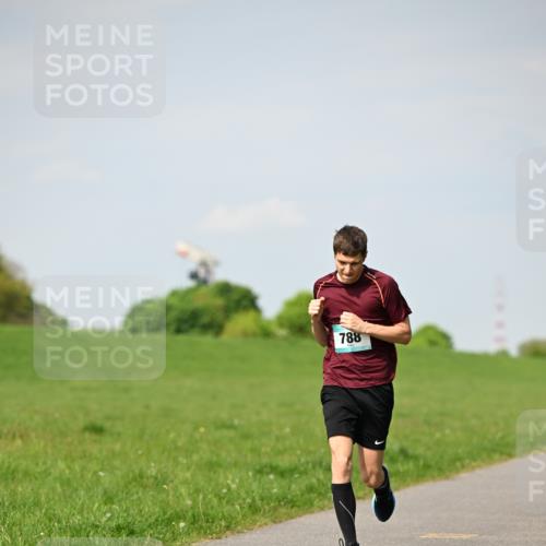 10.05.2026 - 8. Wedeler Halbmarathon Dr. Thomas Lammeyer http://msf.ph/oto/9691533 10.05.2026 11:13:23 Laufen 788 meine-sportfotos.de