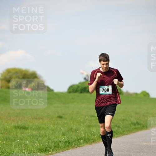 10.05.2026 - 8. Wedeler Halbmarathon Dr. Thomas Lammeyer http://msf.ph/oto/9691549 10.05.2026 11:13:24 Laufen 788 meine-sportfotos.de