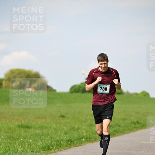 10.05.2026 - 8. Wedeler Halbmarathon Dr. Thomas Lammeyer http://msf.ph/oto/9691551 10.05.2026 11:13:24 Laufen 788 meine-sportfotos.de