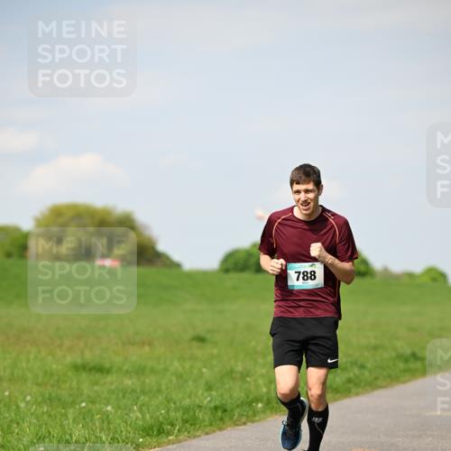 10.05.2026 - 8. Wedeler Halbmarathon Dr. Thomas Lammeyer http://msf.ph/oto/9691554 10.05.2026 11:13:25 Laufen 788 meine-sportfotos.de