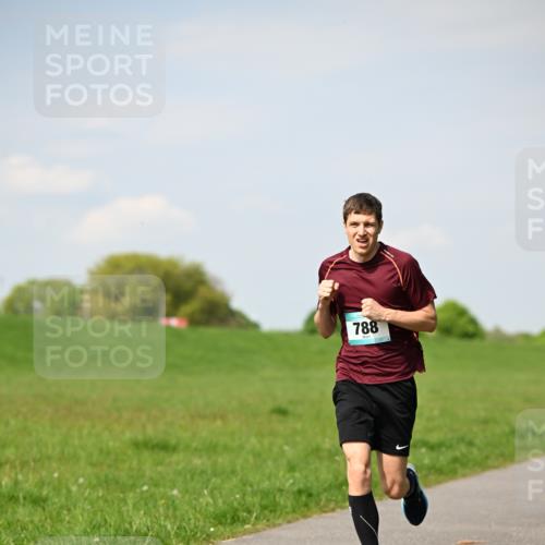10.05.2026 - 8. Wedeler Halbmarathon Dr. Thomas Lammeyer http://msf.ph/oto/9691558 10.05.2026 11:13:25 Laufen 788 meine-sportfotos.de