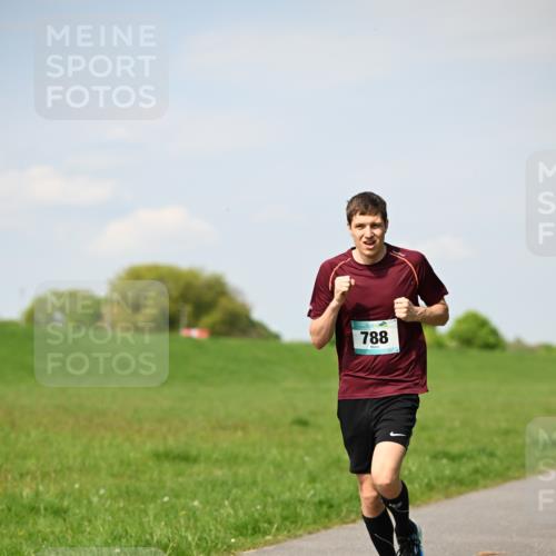 10.05.2026 - 8. Wedeler Halbmarathon Dr. Thomas Lammeyer http://msf.ph/oto/9691561 10.05.2026 11:13:25 Laufen 788 meine-sportfotos.de