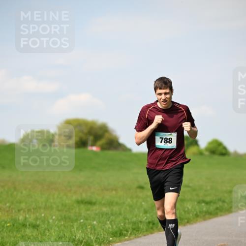 10.05.2026 - 8. Wedeler Halbmarathon Dr. Thomas Lammeyer http://msf.ph/oto/9691563 10.05.2026 11:13:25 Laufen 788 meine-sportfotos.de