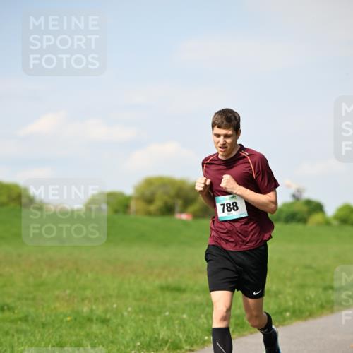10.05.2026 - 8. Wedeler Halbmarathon Dr. Thomas Lammeyer http://msf.ph/oto/9691571 10.05.2026 11:13:26 Laufen 788 meine-sportfotos.de