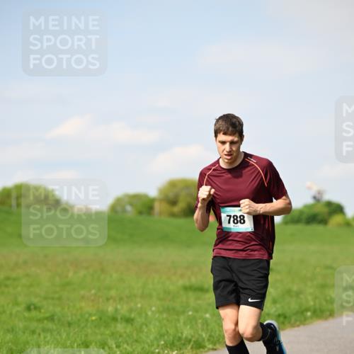 10.05.2026 - 8. Wedeler Halbmarathon Dr. Thomas Lammeyer http://msf.ph/oto/9691573 10.05.2026 11:13:26 Laufen 788 meine-sportfotos.de