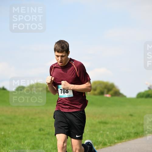 10.05.2026 - 8. Wedeler Halbmarathon Dr. Thomas Lammeyer http://msf.ph/oto/9691586 10.05.2026 11:13:26 Laufen 788 meine-sportfotos.de