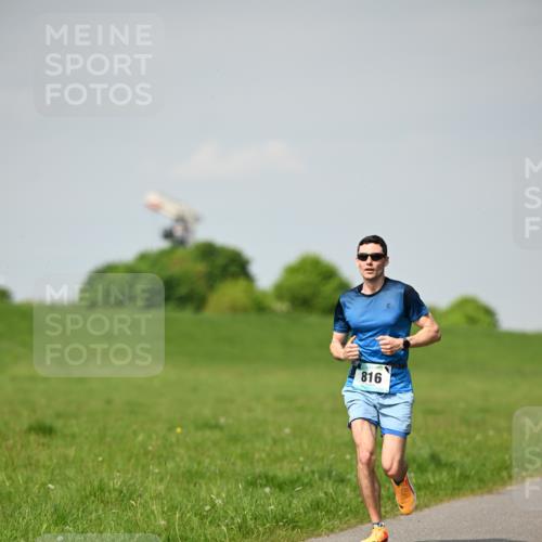 10.05.2026 - 8. Wedeler Halbmarathon Dr. Thomas Lammeyer http://msf.ph/oto/9691608 10.05.2026 11:13:50 Laufen 816 meine-sportfotos.de