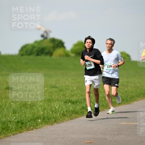 10.05.2026 - 8. Wedeler Halbmarathon Dr. Thomas Lammeyer http://msf.ph/oto/9691684 10.05.2026 11:14:05 Laufen 520, 339 meine-sportfotos.de