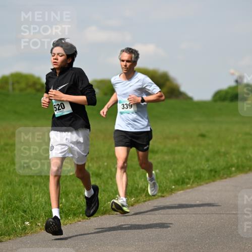 10.05.2026 - 8. Wedeler Halbmarathon Dr. Thomas Lammeyer http://msf.ph/oto/9691723 10.05.2026 11:14:09 Laufen 520, 339 meine-sportfotos.de