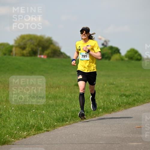 10.05.2026 - 8. Wedeler Halbmarathon Dr. Thomas Lammeyer http://msf.ph/oto/9691728 10.05.2026 11:14:10 Laufen 791 meine-sportfotos.de