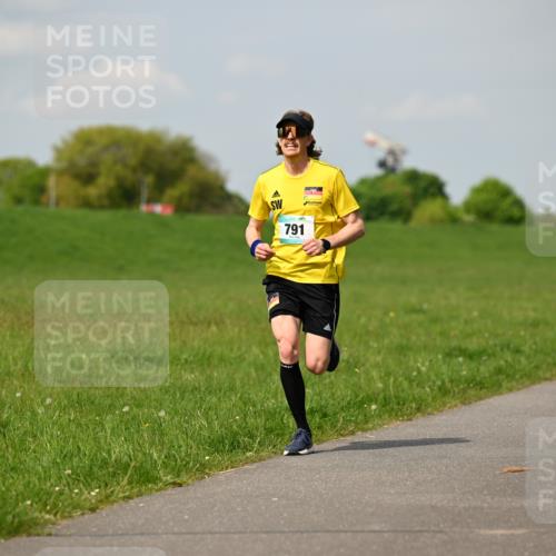 10.05.2026 - 8. Wedeler Halbmarathon Dr. Thomas Lammeyer http://msf.ph/oto/9691729 10.05.2026 11:14:11 Laufen 791 meine-sportfotos.de