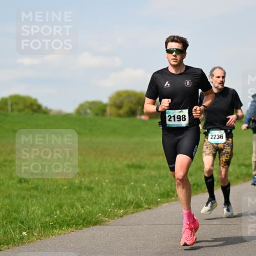 10.05.2026 - 8. Wedeler Halbmarathon Dr. Thomas Lammeyer http://msf.ph/oto/9691797 10.05.2026 11:14:22 Laufen 2198, 2236 meine-sportfotos.de