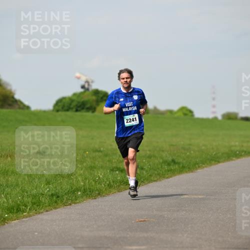 10.05.2026 - 8. Wedeler Halbmarathon Dr. Thomas Lammeyer http://msf.ph/oto/9691815 10.05.2026 11:14:27 Laufen 2241 meine-sportfotos.de