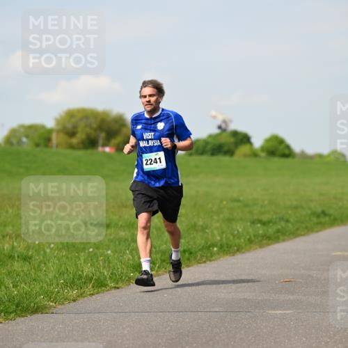 10.05.2026 - 8. Wedeler Halbmarathon Dr. Thomas Lammeyer http://msf.ph/oto/9691831 10.05.2026 11:14:29 Laufen 2241 meine-sportfotos.de