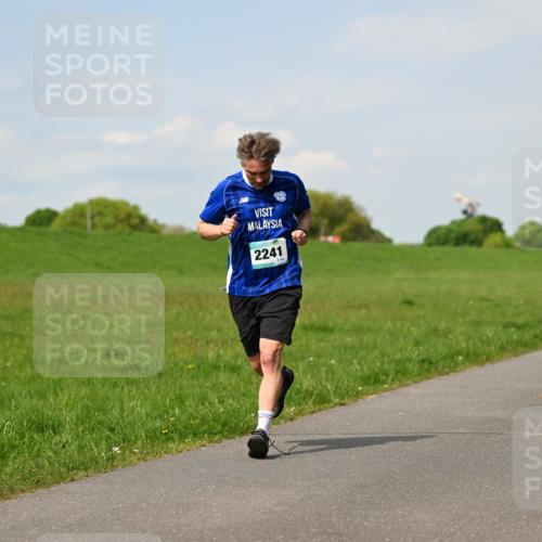 10.05.2026 - 8. Wedeler Halbmarathon Dr. Thomas Lammeyer http://msf.ph/oto/9691850 10.05.2026 11:14:30 Laufen 2241 meine-sportfotos.de