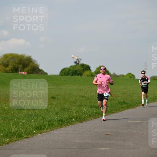 10.05.2026 - 8. Wedeler Halbmarathon Dr. Thomas Lammeyer http://msf.ph/oto/9691867 10.05.2026 11:14:34 Laufen 828, 2000 meine-sportfotos.de