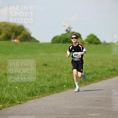 10.05.2026 - 8. Wedeler Halbmarathon Dr. Thomas Lammeyer http://msf.ph/oto/9691927 10.05.2026 11:14:38 Laufen 209 meine-sportfotos.de