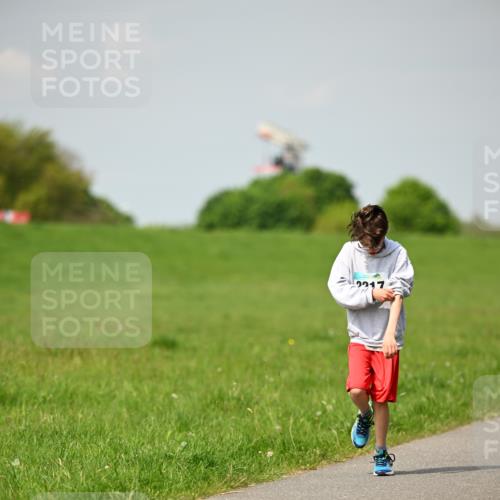 10.05.2026 - 8. Wedeler Halbmarathon Dr. Thomas Lammeyer http://msf.ph/oto/9692163 10.05.2026 11:15:11 Laufen 2217 meine-sportfotos.de