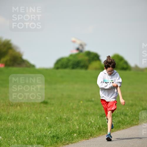 10.05.2026 - 8. Wedeler Halbmarathon Dr. Thomas Lammeyer http://msf.ph/oto/9692165 10.05.2026 11:15:11 Laufen  meine-sportfotos.de
