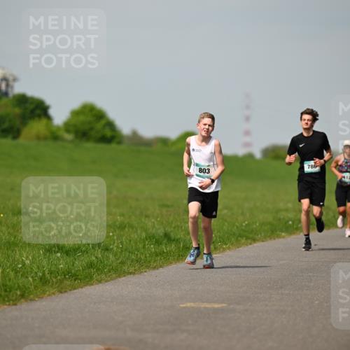 10.05.2026 - 8. Wedeler Halbmarathon Dr. Thomas Lammeyer http://msf.ph/oto/9692331 10.05.2026 11:15:42 Laufen 786, 803, 896 meine-sportfotos.de