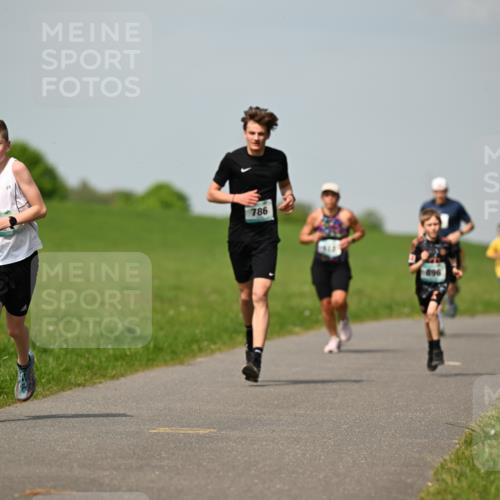 10.05.2026 - 8. Wedeler Halbmarathon Dr. Thomas Lammeyer http://msf.ph/oto/9692374 10.05.2026 11:15:44 Laufen 786, 896 meine-sportfotos.de