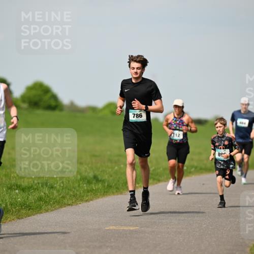10.05.2026 - 8. Wedeler Halbmarathon Dr. Thomas Lammeyer http://msf.ph/oto/9692385 10.05.2026 11:15:45 Laufen 803, 786, 1016 meine-sportfotos.de