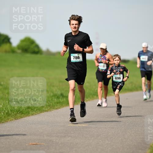 10.05.2026 - 8. Wedeler Halbmarathon Dr. Thomas Lammeyer http://msf.ph/oto/9692400 10.05.2026 11:15:46 Laufen 803, 786, 112, 896 meine-sportfotos.de