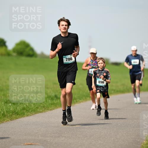 10.05.2026 - 8. Wedeler Halbmarathon Dr. Thomas Lammeyer http://msf.ph/oto/9692405 10.05.2026 11:15:46 Laufen 786, 896 meine-sportfotos.de