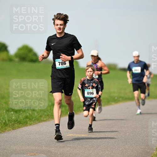 10.05.2026 - 8. Wedeler Halbmarathon Dr. Thomas Lammeyer http://msf.ph/oto/9692417 10.05.2026 11:15:47 Laufen 786, 896 meine-sportfotos.de