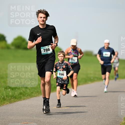 10.05.2026 - 8. Wedeler Halbmarathon Dr. Thomas Lammeyer http://msf.ph/oto/9692420 10.05.2026 11:15:47 Laufen 786, 896 meine-sportfotos.de